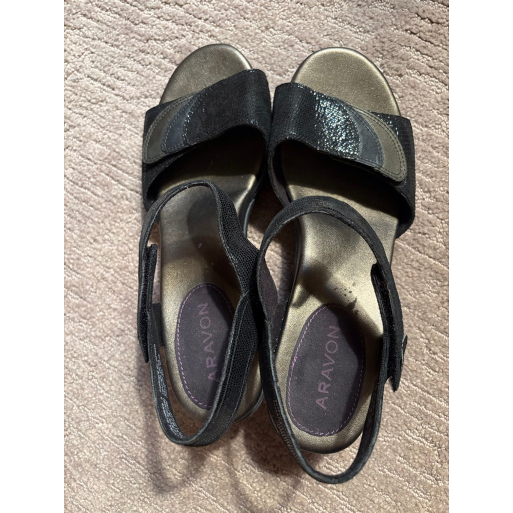 Aravon women’s Sandals Size 9
